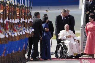 Le pape a été accueilli par une haie de la garde d'honneur mongole à Oulan-Bator.
